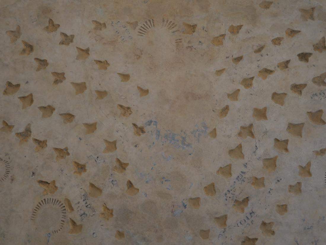 Détail de l'arbre de vie (inscriptions et visages effacés, feuilles en creux)