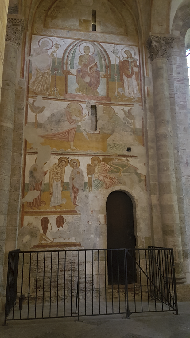 Vue du décor roman du bras Nord du transept